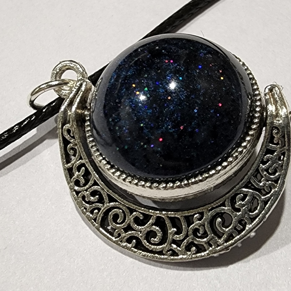 NWOT, handcrafted  dark blue fine shimmer resin cabochon on silver🌙 spin charm.